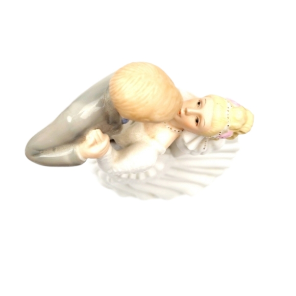 Porcelain Bride & Groom First Dance Musicial Figurine / Plays the Wedding March - Picture 6 of 7